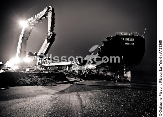 Déconstruction du cargo TK Bremen à Erdeven - © Guillaume Plisson / Plisson La Trinité / AA33365 - Nos reportages photos - Pollution