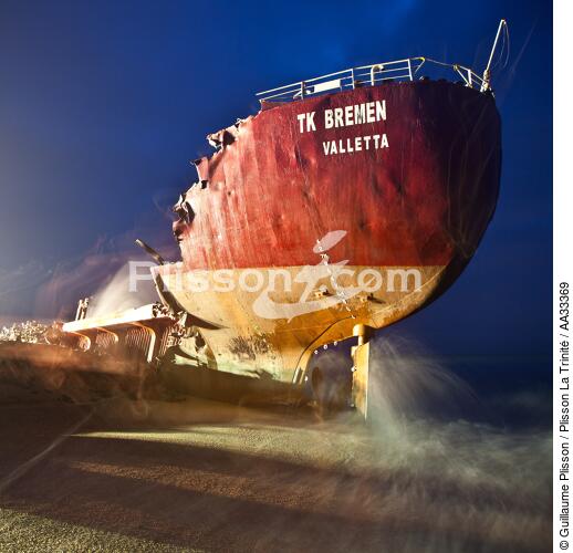 Deconstruction of the cargo at Bremen TK Erdeven [AT] - © Guillaume Plisson / Plisson La Trinité / AA33369 - Photo Galleries - The aesthetics of chaos by Guillaume Plisson