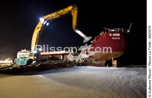 Déconstruction du cargo TK Bremen à Erdeven - © Guillaume Plisson / Plisson La Trinité / AA33379 - Nos reportages photos - Erdeven