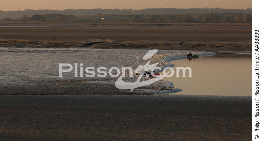 Mont-Saint-Michel bay tidal bore - © Philip Plisson / Plisson La Trinité / AA33399 - Photo Galleries - Wave