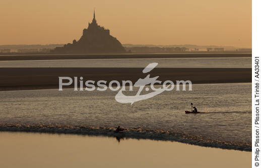 Mont-Saint-Michel bay tidal bore - © Philip Plisson / Plisson La Trinité / AA33401 - Photo Galleries - Wave