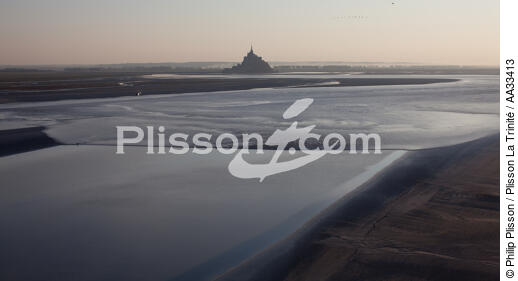 Mont-Saint-Michel bay tidal bore - © Philip Plisson / Plisson La Trinité / AA33413 - Photo Galleries - Low tide
