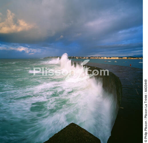 Brise lame de Socoa - © Philip Plisson / Plisson La Trinité / AA33449 - Nos reportages photos - Format carré