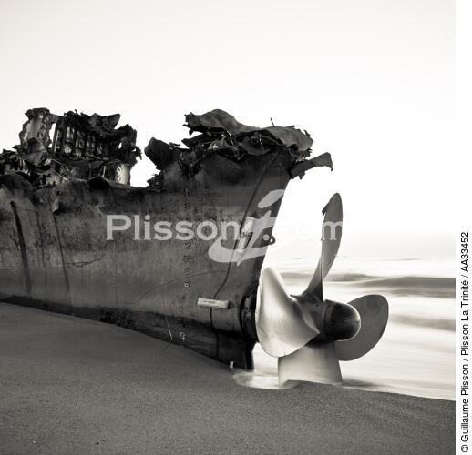Fin du chantier de déconstruction du cargo TK Bremen sur la plage d'Erdeven - © Guillaume Plisson / Plisson La Trinité / AA33452 - Nos reportages photos - Noir et blanc