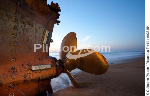 Fin du chantier de déconstruction du cargo TK Bremen sur la plage d'Erdeven - © Guillaume Plisson / Plisson La Trinité / AA33454 - Nos reportages photos - Ville [56]