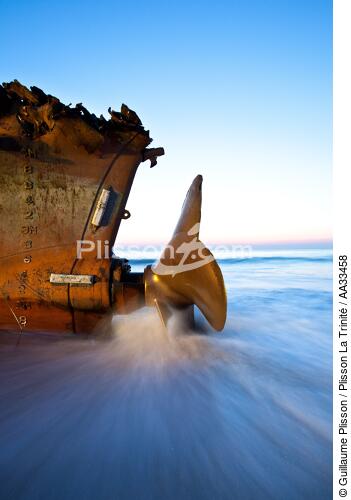 Fin du chantier de déconstruction du cargo TK Bremen sur la plage d'Erdeven - © Guillaume Plisson / Plisson La Trinité / AA33458 - Nos reportages photos - Ville [56]