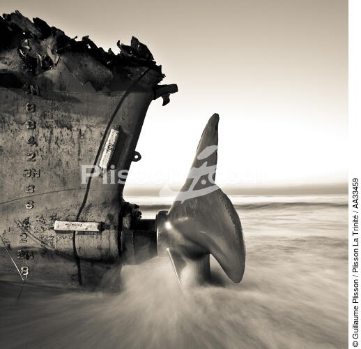 Fin du chantier de déconstruction du cargo TK Bremen sur la plage d'Erdeven - © Guillaume Plisson / Plisson La Trinité / AA33459 - Nos reportages photos - Elément d'un bateau