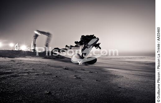 Fin du chantier de déconstruction du cargo TK Bremen sur la plage d'Erdeven - © Guillaume Plisson / Plisson La Trinité / AA33460 - Nos reportages photos - Ville [56]