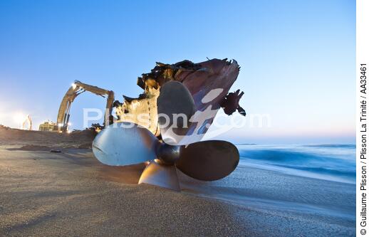 The deconstruction of cargo TK Bremen on Erdeven beach - © Guillaume Plisson / Plisson La Trinité / AA33461 - Photo Galleries - Elements of boat