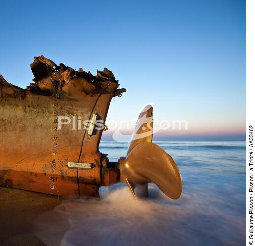 The deconstruction of cargo TK Bremen on Erdeven beach - © Guillaume Plisson / Pêcheur d’Images / AA33462 - Photo Galleries - Running aground