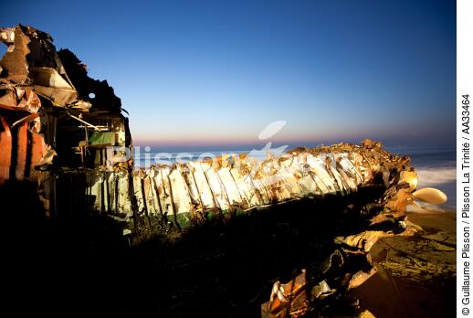 Fin du chantier de déconstruction du cargo TK Bremen sur la plage d'Erdeven - © Guillaume Plisson / Plisson La Trinité / AA33464 - Nos reportages photos - Pollution