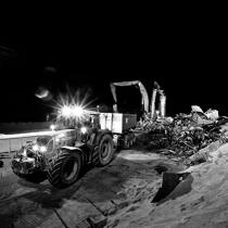 Fin du chantier de déconstruction du cargo TK Bremen sur la plage d'Erdeven © Guillaume Plisson / Plisson La Trinité / AA33466 - Nos reportages photos - Noir et blanc