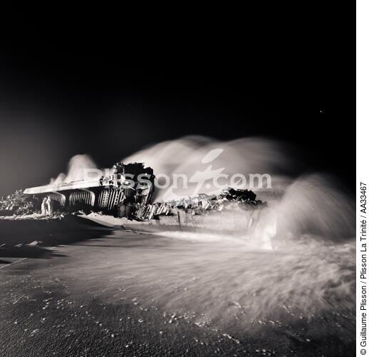 Fin du chantier de déconstruction du cargo TK Bremen sur la plage d'Erdeven - © Guillaume Plisson / Plisson La Trinité / AA33467 - Nos reportages photos - Noir et blanc