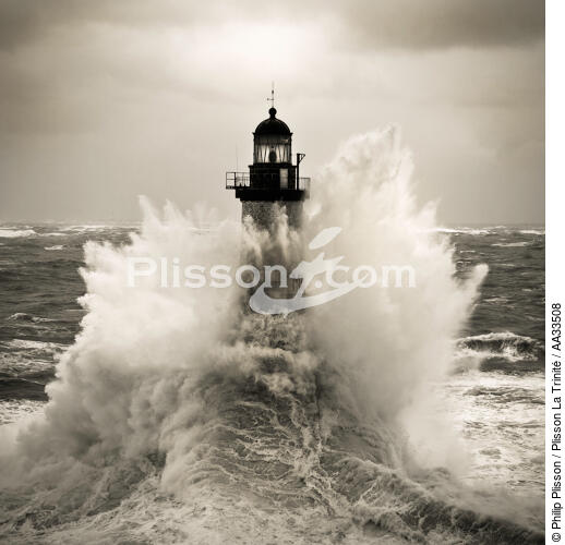 Ar Men lighthouse - © Philip Plisson / Plisson La Trinité / AA33508 - Photo Galleries - Black and white