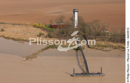 Patiras island lighthouse - © Philip Plisson / Plisson La Trinité / AA33510 - Photo Galleries - River [large]