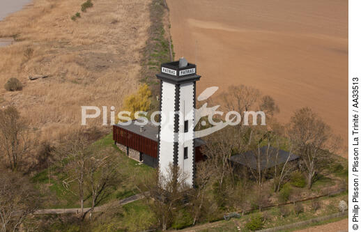 Patiras island lighthouse - © Philip Plisson / Plisson La Trinité / AA33513 - Photo Galleries - Gironde