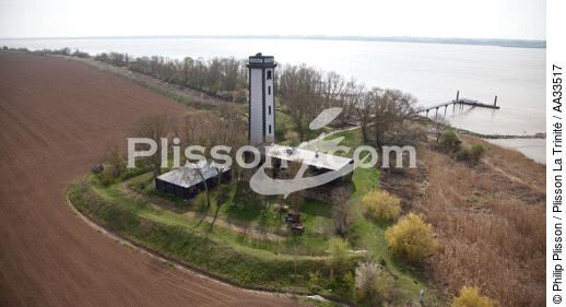 Patiras island lighthouse - © Philip Plisson / Plisson La Trinité / AA33517 - Photo Galleries - Gironde