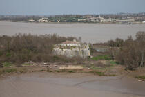 paté fort in front of Blaye © Philip Plisson / Plisson La Trinité / AA33527 - Photo Galleries - River [large]