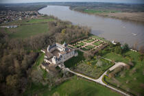 Château de Vayres on the Dordogne river © Philip Plisson / Plisson La Trinité / AA33536 - Photo Galleries - River
