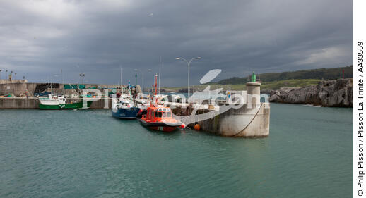 Llanes port - © Philip Plisson / Plisson La Trinité / AA33559 - Photo Galleries - Spain