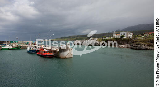 Llanes port - © Philip Plisson / Plisson La Trinité / AA33560 - Photo Galleries - Spain