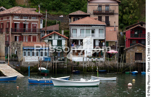 Dans le goulet de Pasajes - © Philip Plisson / Plisson La Trinité / AA33569 - Nos reportages photos - Ville [Pays Basque]