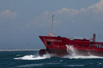 Fronting the swell © Philip Plisson / Plisson La Trinité / AA33611 - Photo Galleries - Rough seas