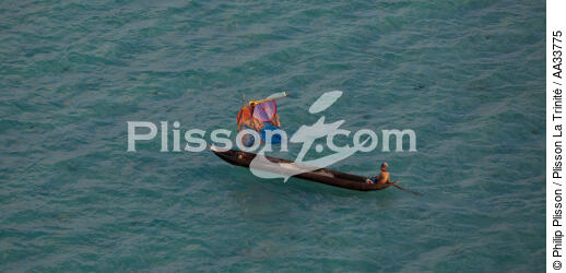 Sainte-Marie island - © Philip Plisson / Plisson La Trinité / AA33775 - Photo Galleries - Rowing boat