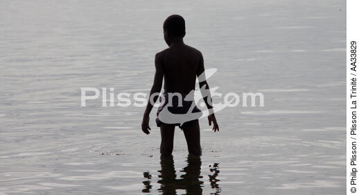 Sainte-Marie island - © Philip Plisson / Plisson La Trinité / AA33829 - Photo Galleries - Child