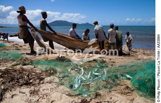 Senne sur la plage de Moroantsetra - © Philip Plisson / Plisson La Trinité / AA33884 - Nos reportages photos - Materiel de pêche