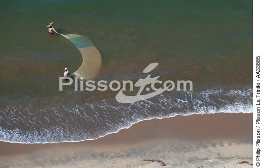 Senne sur la plage de Moroantsetra - © Philip Plisson / Plisson La Trinité / AA33885 - Nos reportages photos - Pêche à la senne