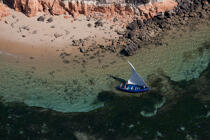 The Emeraud sea, Madagascar © Philip Plisson / Plisson La Trinité / AA34026 - Photo Galleries - Old gaffer