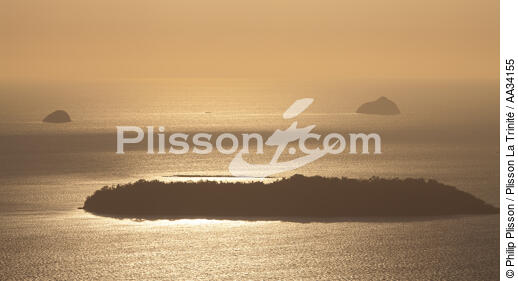 The Mistio archipelago - © Philip Plisson / Plisson La Trinité / AA34155 - Photo Galleries - Backlit