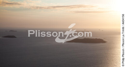 Archipel des Mistio - © Philip Plisson / Plisson La Trinité / AA34156 - Nos reportages photos - Contre-jour
