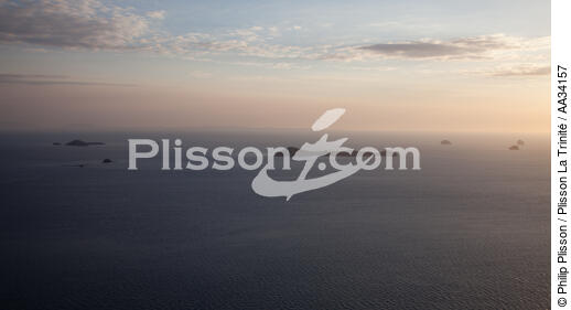 Archipel des Mistio - © Philip Plisson / Plisson La Trinité / AA34157 - Nos reportages photos - Contre-jour