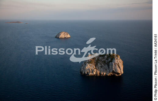 The Mistio archipelago - © Philip Plisson / Plisson La Trinité / AA34161 - Photo Galleries - Coastal landscape