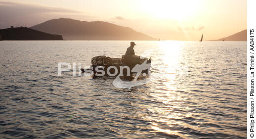 Nosy-Be - © Philip Plisson / Plisson La Trinité / AA34175 - Photo Galleries - Rowing boat