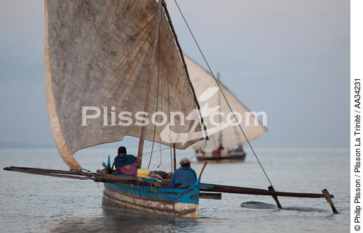 Nosy-Be - © Philip Plisson / Plisson La Trinité / AA34231 - Nos reportages photos - Bateau à rames