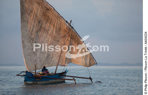 Nosy-Be - © Philip Plisson / Plisson La Trinité / AA34234 - Photo Galleries - Rowing boat