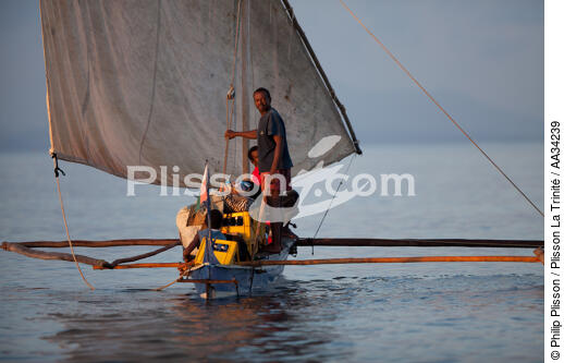 Nosy-Be - © Philip Plisson / Plisson La Trinité / AA34239 - Nos reportages photos - Bateau à rames