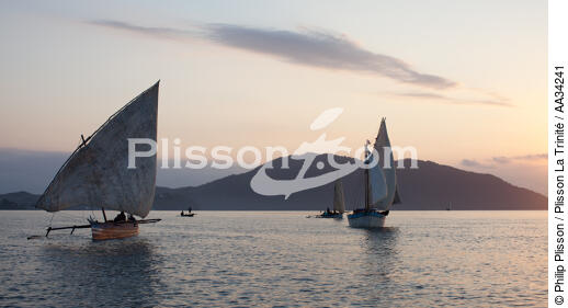 Nosy-Be - © Philip Plisson / Plisson La Trinité / AA34241 - Photo Galleries - Rowing boat