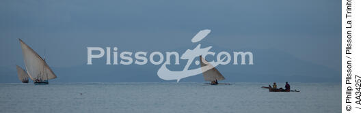 Nosy Be - © Philip Plisson / Plisson La Trinité / AA34257 - Photo Galleries - Rowing boat