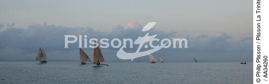 Nosy Be - © Philip Plisson / Plisson La Trinité / AA34260 - Photo Galleries - Rowing boat