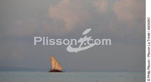 Nosy Be - © Philip Plisson / Plisson La Trinité / AA34261 - Photo Galleries - Rowing boat