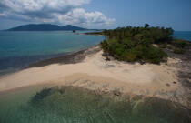 Ambariotelo islet © Philip Plisson / Plisson La Trinité / AA34302 - Photo Galleries - Coastal landscape
