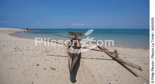 Ambariotelo islet - © Philip Plisson / Plisson La Trinité / AA34309 - Photo Galleries - Coastal landscape