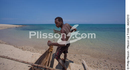 Ambariotelo islet - © Philip Plisson / Plisson La Trinité / AA34310 - Photo Galleries - Rowing boat