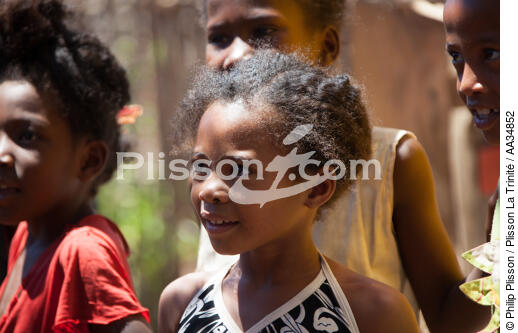 Marovasabe - © Philip Plisson / Plisson La Trinité / AA34852 - Photo Galleries - Child