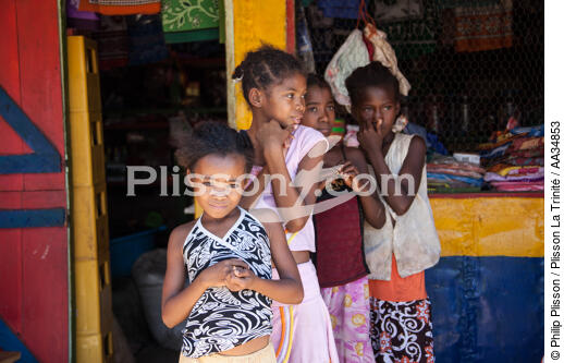 Marovasabe - © Philip Plisson / Plisson La Trinité / AA34853 - Photo Galleries - Child