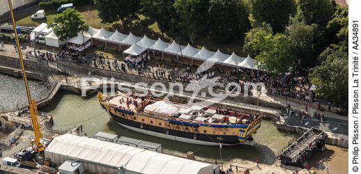 After 15 years of construction, Hermione made her first outing on the Charente before 50,000 spectators. [AT] - © Philip Plisson / Plisson La Trinité / AA34891 - Photo Galleries - Hermione